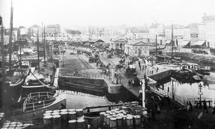 Les boulevards au niveau de l'actuelle place de l'Yser vers 1890