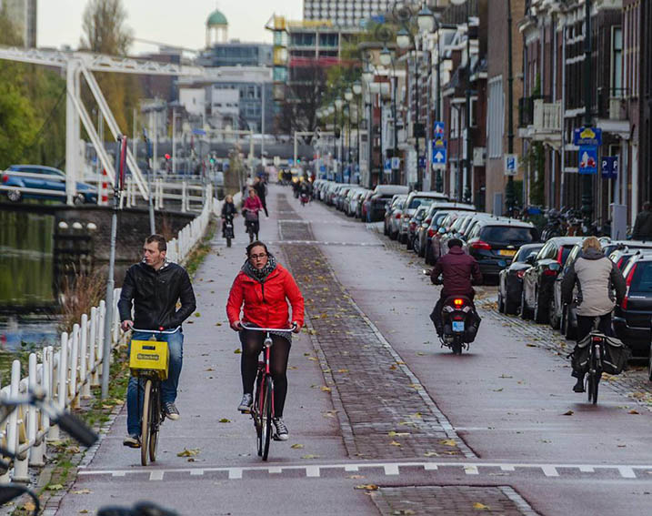 Het STOP-principe toepassen betekent de inrichting van onze straten herbekijken. Fietsstraat op de Leidseweg, Utrecht, Nederland. Foto: Eric Allix Rogers